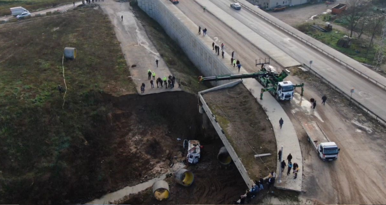 Tuzla’da Ciddi Güvenlik İhmali: Servis Minibüsü Dere Yatağına Yuvarlandı