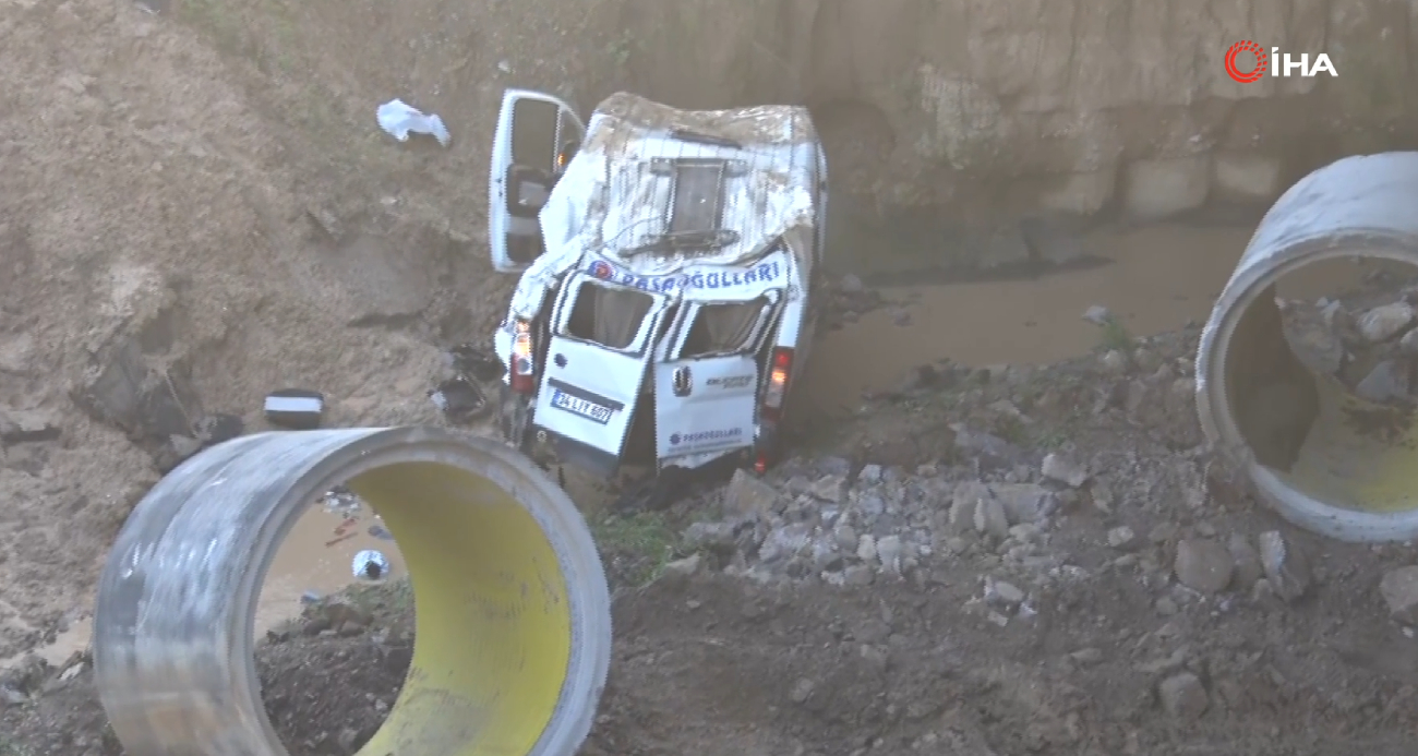Tuzla’da Servis Minibüsü Faciası: 1 Ölü, 14 Yaralı