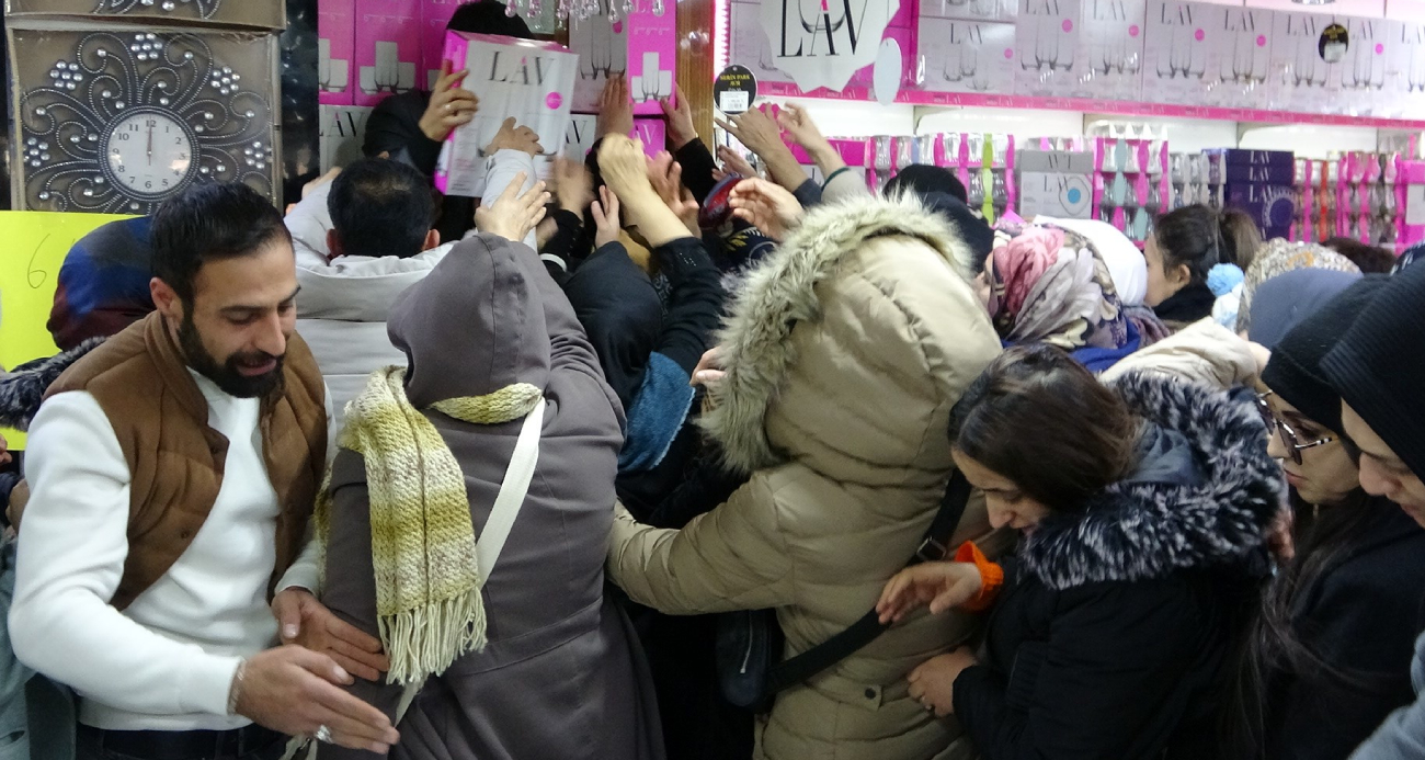 Van’da Yeni AVM Açılışında Büyük İlgi ve İzdiham