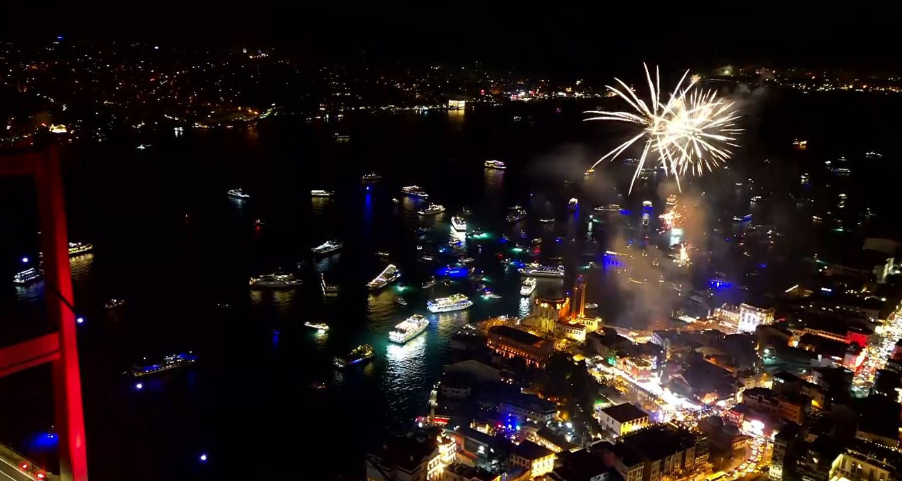 Yeni Yıl Coşkusu Gökyüzünü Aydınlattı