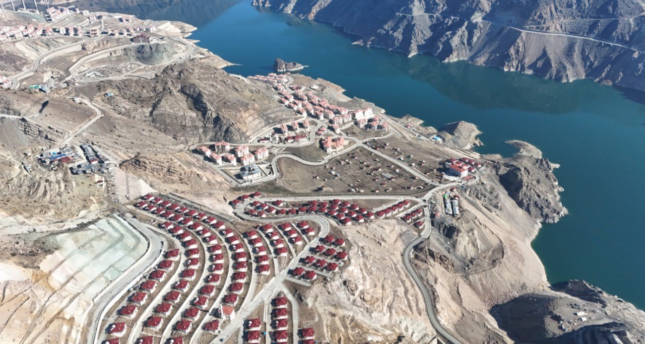 Yusufeli’nin Yeni Yüzü: Tekkale Köyü’nde Göl Manzaralı Modern Yaşam