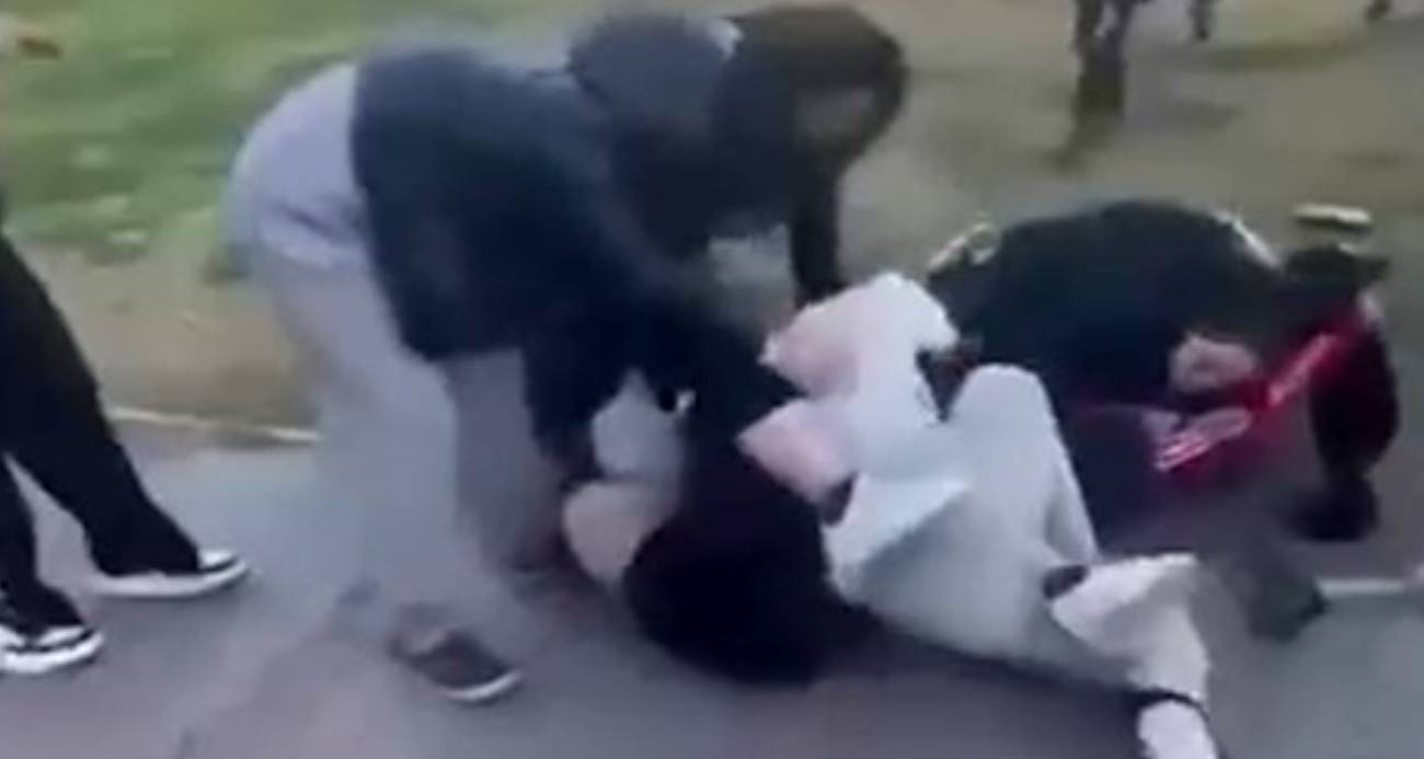 Adana’da Parkta İki Genç Kızın Kavgası Görüntülendi