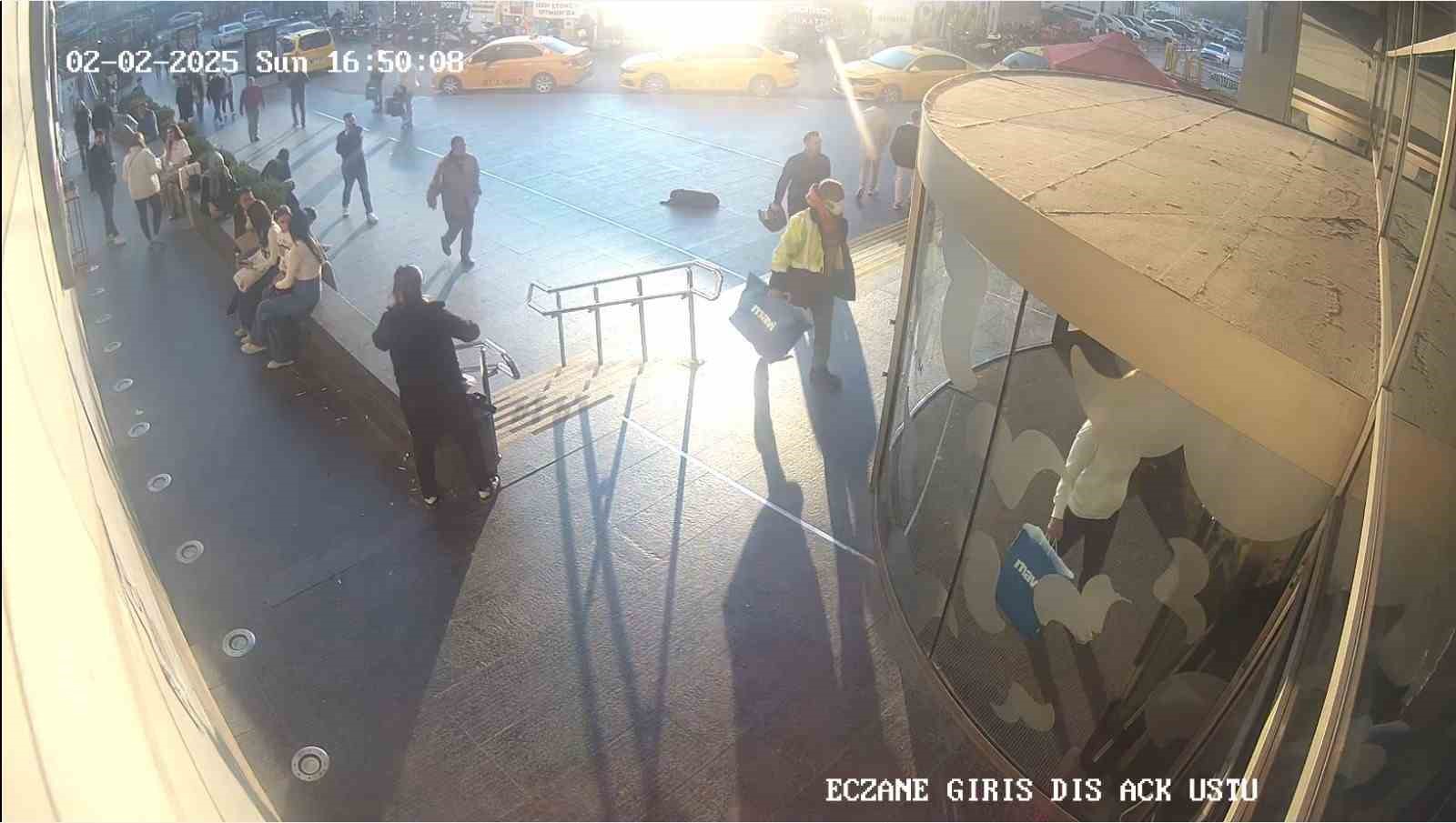 Adana’daki AVM Soygun Girişimi Güvenlik Kameralarına Yakalandı