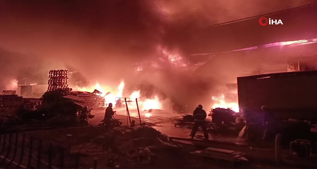 Afyonkarahisar’da Geceyi Aydınlatan Fabrika Yangını