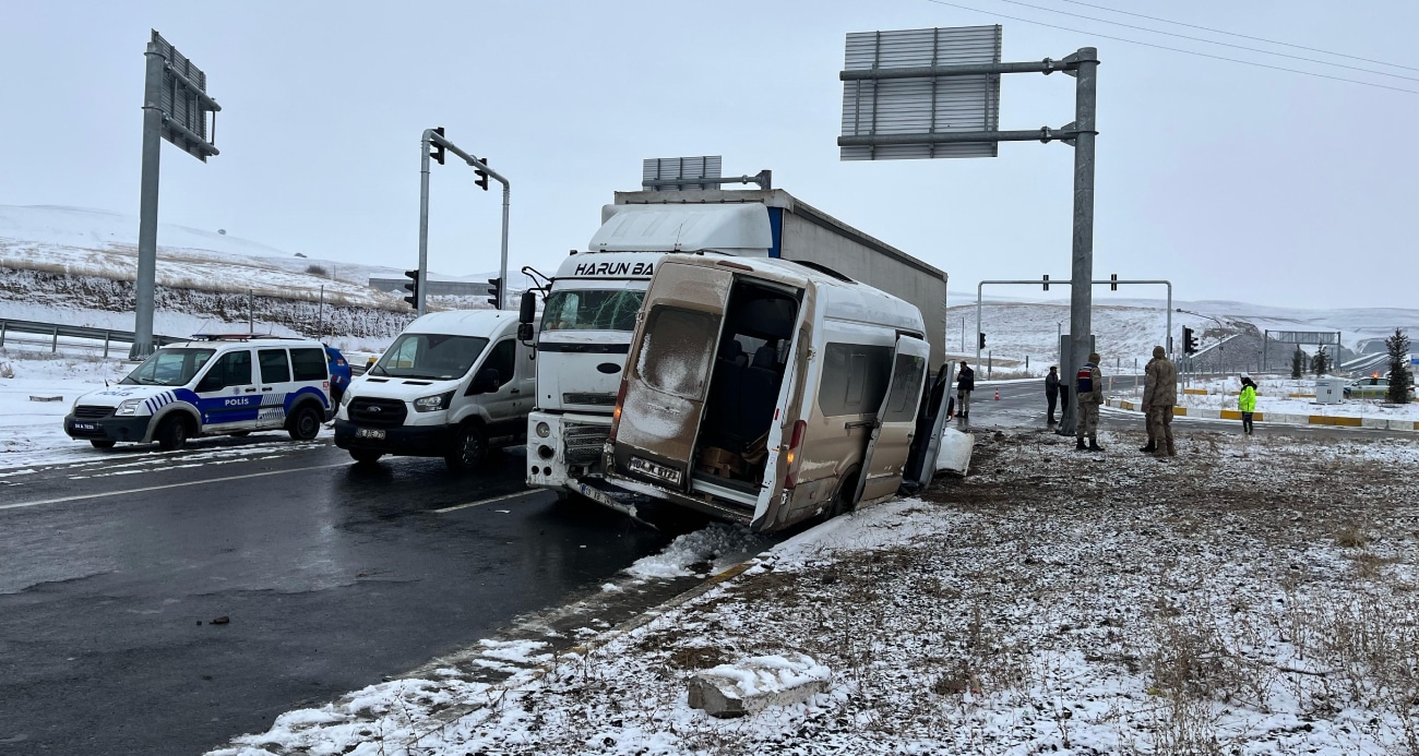 Ağrı’da Tır ve Minibüsün Çarpışması Sonucu 8 Yaralı