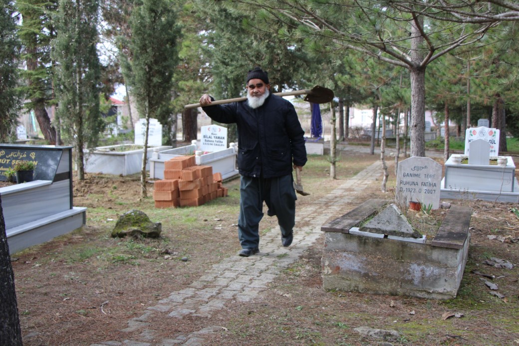 Amasya’da Bir Adam Kendi Mezarını Kazarak Geceleri İçinde Yatıyor