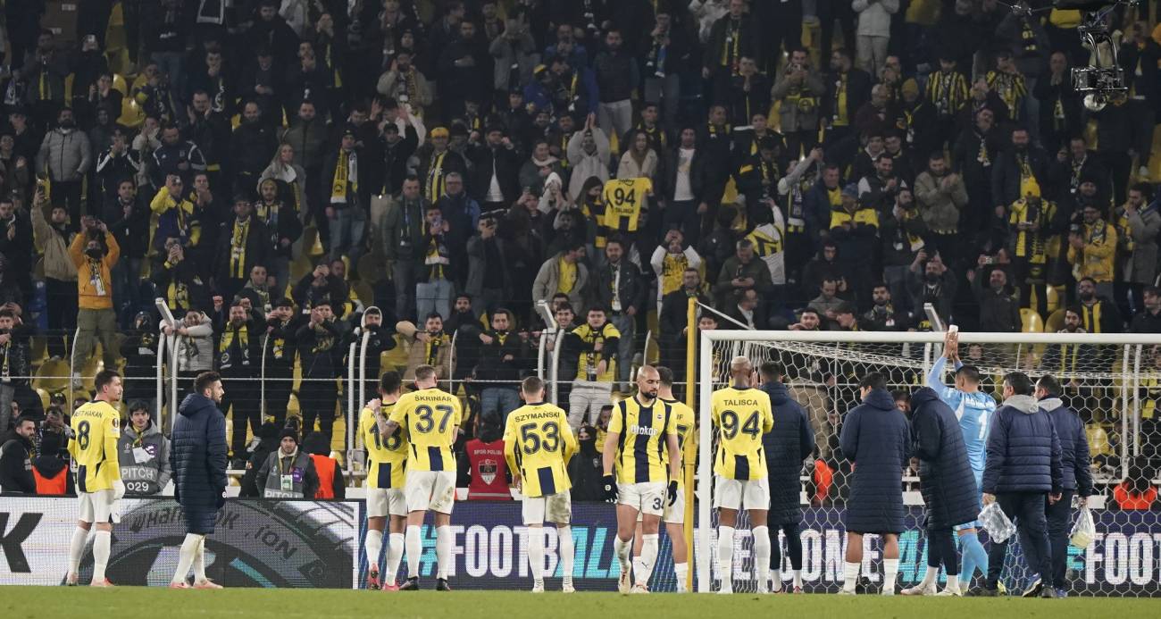 Anderlecht – Fenerbahçe Maçı Geçici Süreyle Durdu, Oyuncular Soyunma Odasına Çekildi