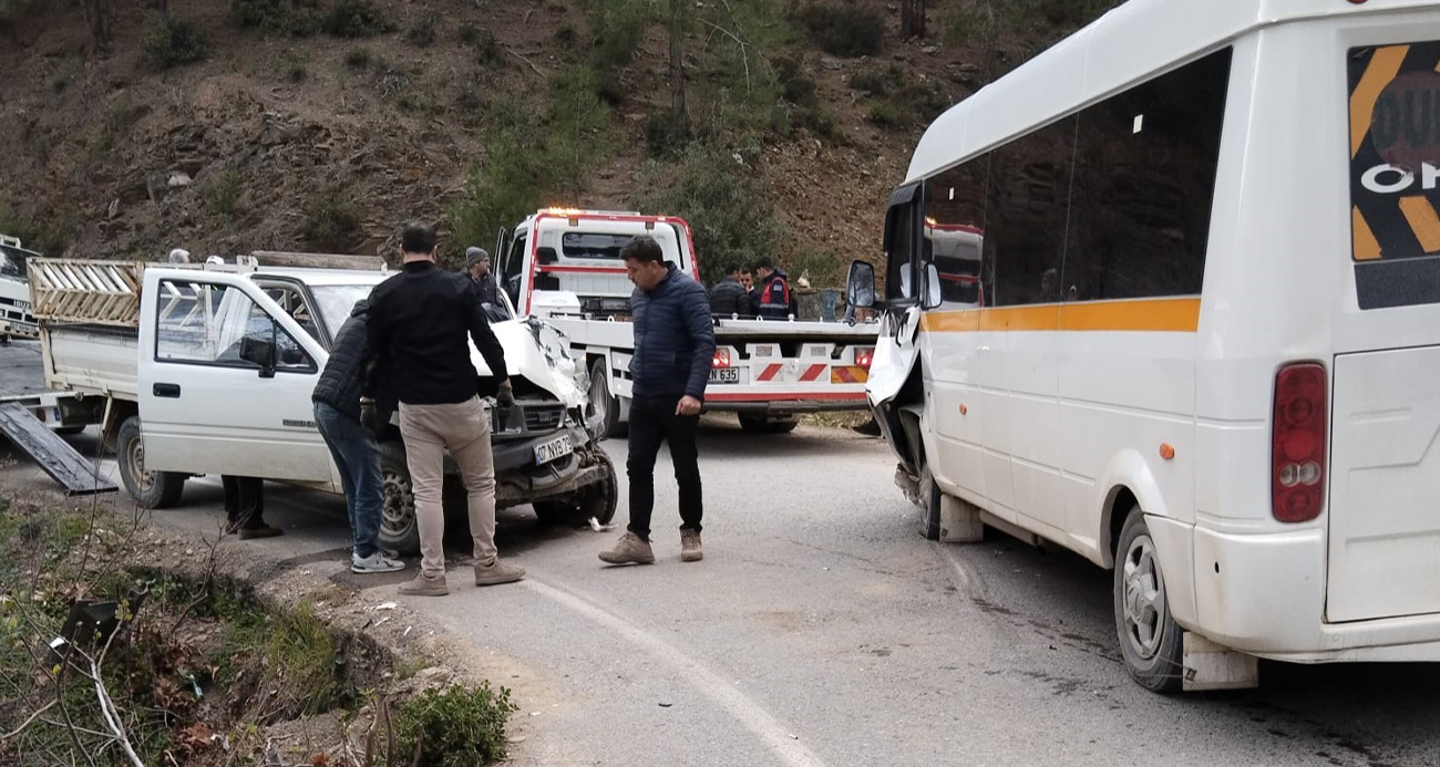 Antalya Gazipaşa’da Öğrenci Servisi Kaza Yaptı: 24 Yaralı