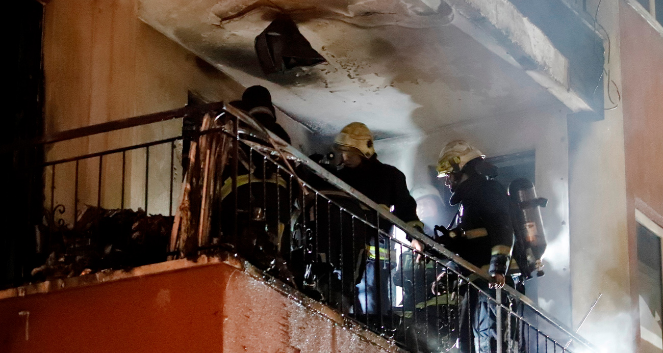 Antalya’da Balkon Yangını Panik Yarattı: Cep Telefonu Bataryaları Patladı