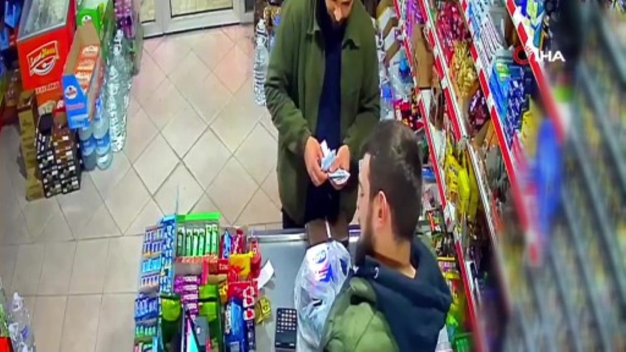Arnavutköy’de Sahte Dolar Skandalı: Marketten Alışveriş Yapan Şahıs Yakayı Ele Verdi