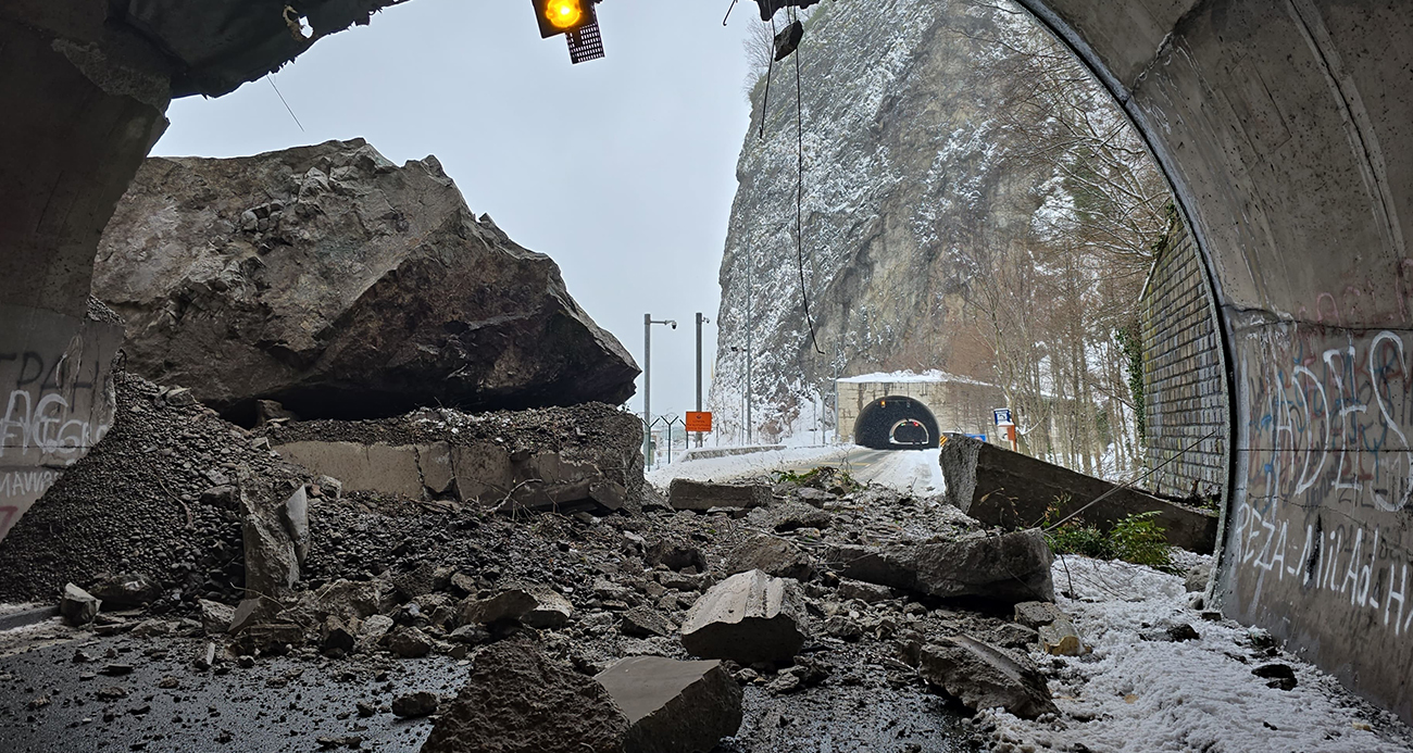 Artvin Kemalpaşa’da Heyelan: Sarp Tüneli Trafiğe Kapandı