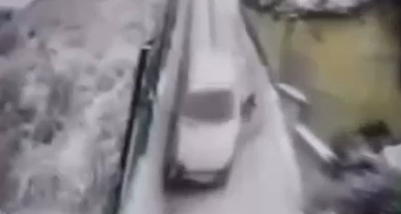 Başakşehir’de Karlı Yokuşta Kontrolden Çıkan Araçtan Son Anda Atladı