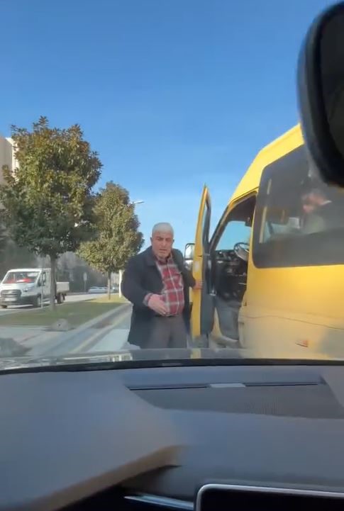 Başakşehir’de Yol Tartışması Kötü Sonlandı: Minibüs Şoföründen Kadın Sürücüye Saldırı