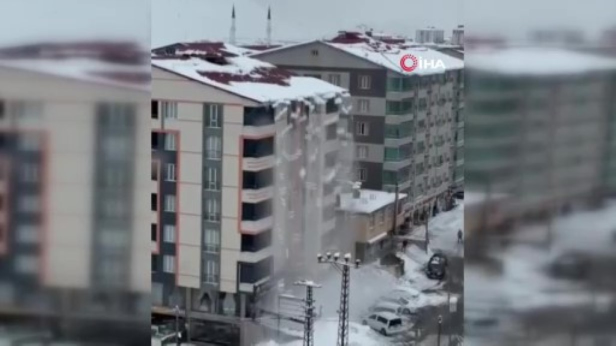 Bitlis’te Çatıdan Kar Şelalesi