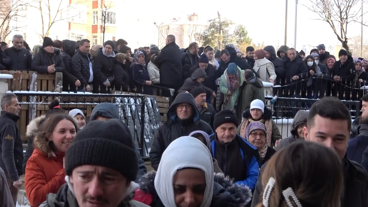 Bursa Nilüfer’de Açılış İzdihamı: Dondurucu Soğukta Ucuz Alışveriş Koşusu