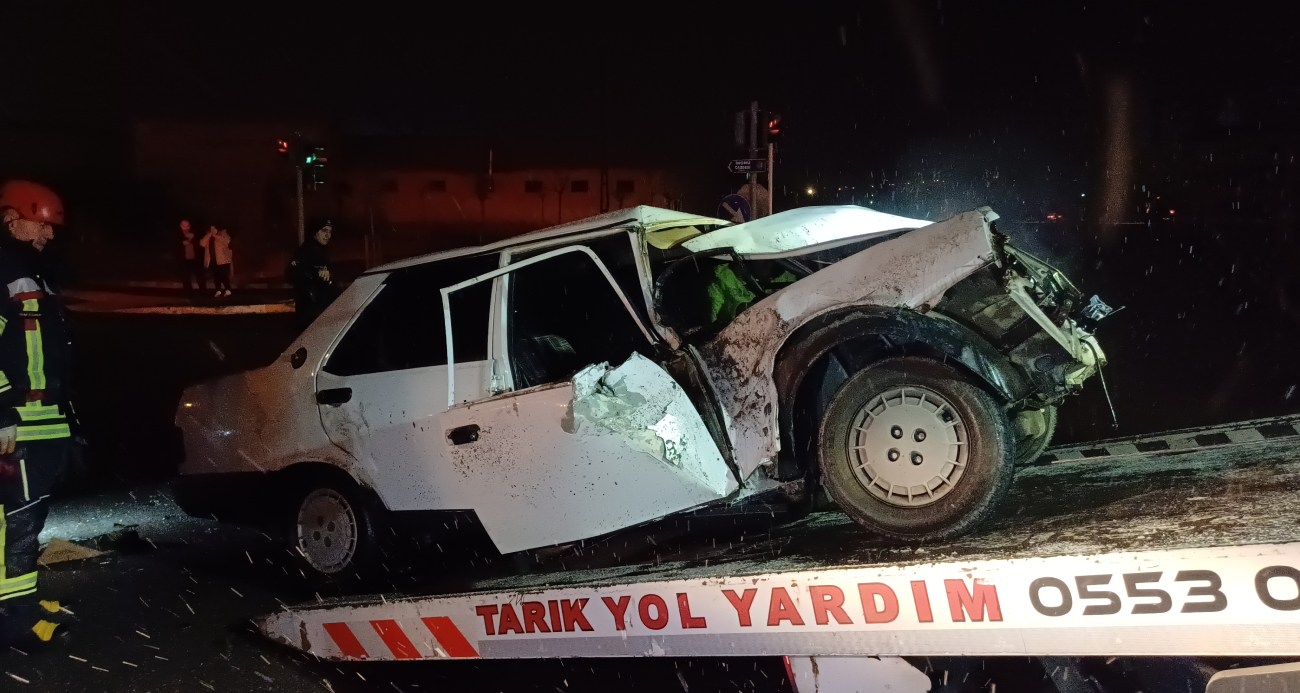 Çorum’da Alkollü Sürücü Dehşeti: Tuzlama Aracına Çarpış Sonucu 2 Yaralı