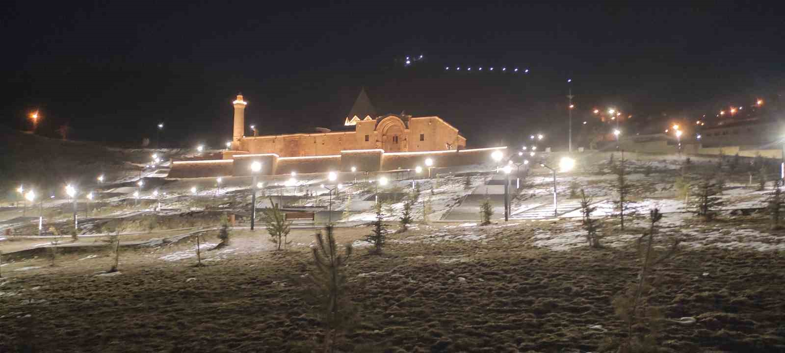 Divriği Ulu Camii’nde Uzun Bir Aradan Sonra İlk Teravih Namazı Kılındı