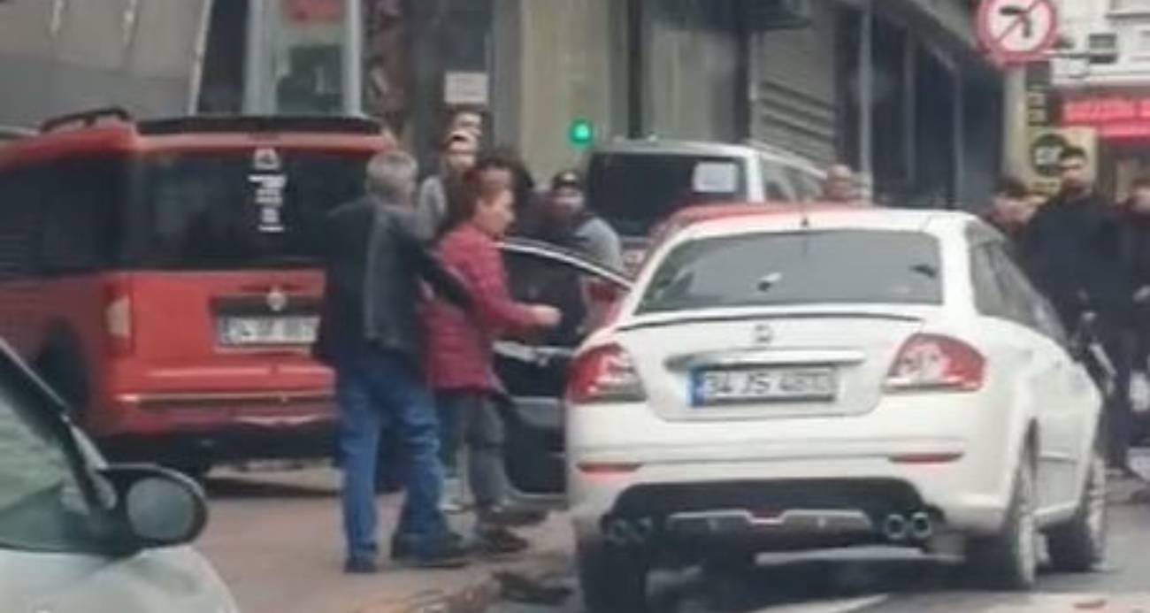 Esenyurt’ta Kredi Borcu Nedeniyle Araba Çekiçle Parçalandı