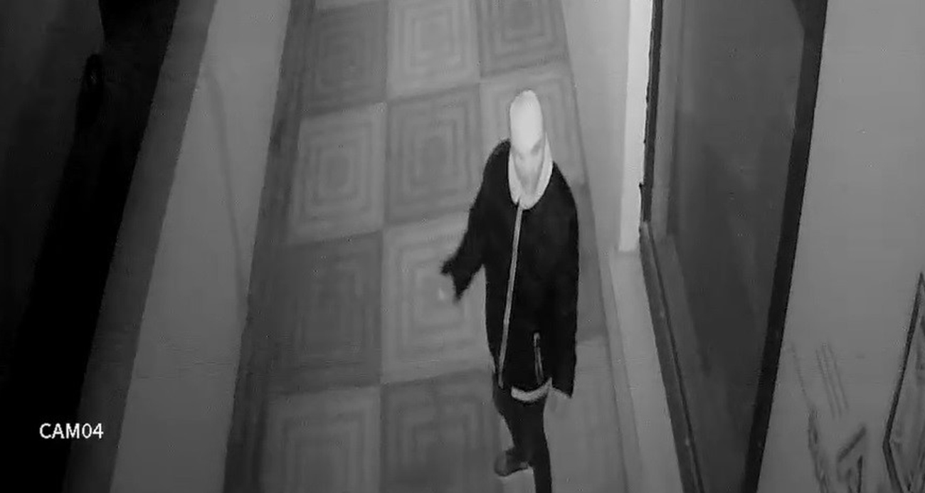 Eskişehir’de Kar Maskeli İki Şahıs Roman Havası Oynayarak Güvenlik Kamerasına Yakalandı