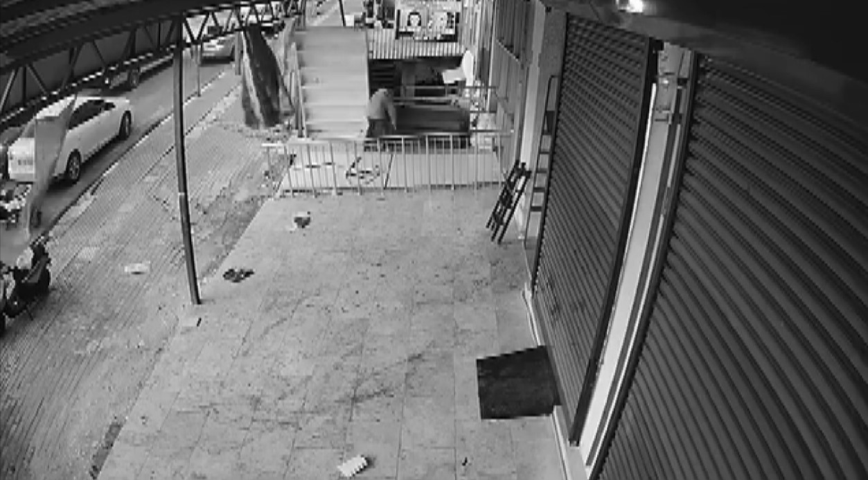 Fırtına Sırasında Rafın Altından Kurtulan Çocuk Kameralara Yansıdı