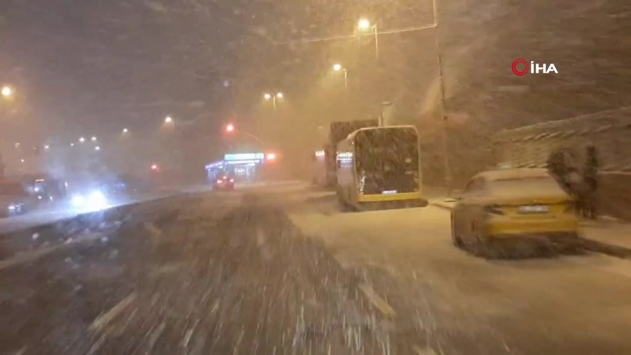 İstanbul Beyaza Büründü: Kar Yağışı Hayatı Etkiliyor