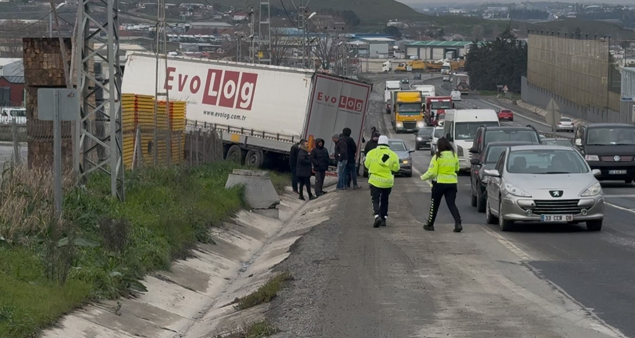 İstanbul Büyükçekmece’de Tır Kazası: Bir Sürücü Yaşamını Yitirdi