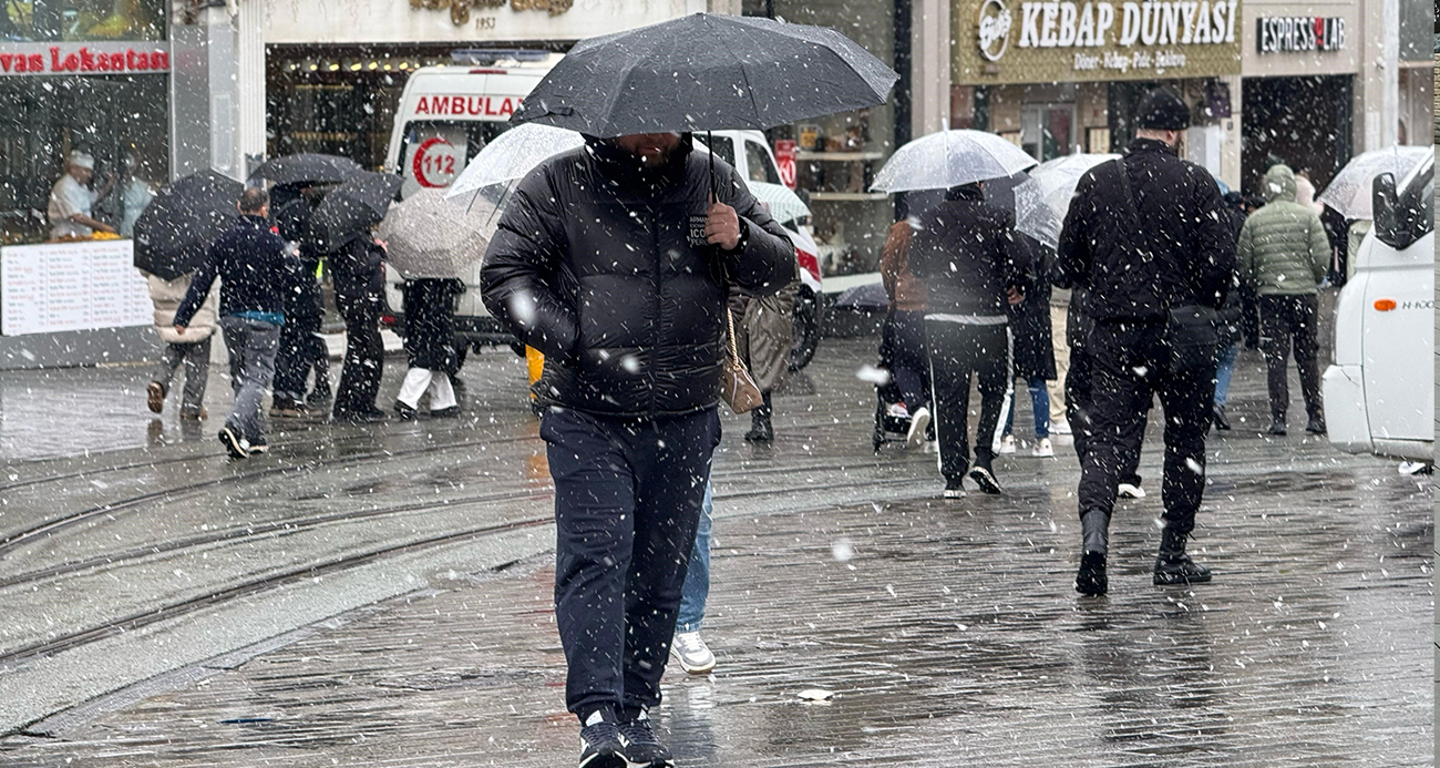İstanbul Taksim’de Kar Yağışı Başladı