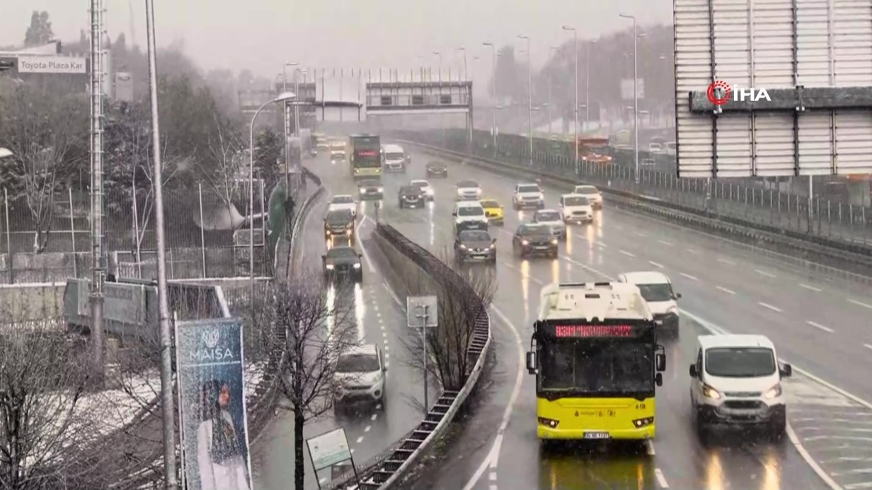 İstanbul’da Kar Nedeniyle Okullar Tatil, Trafik Yoğunluğu Düştü