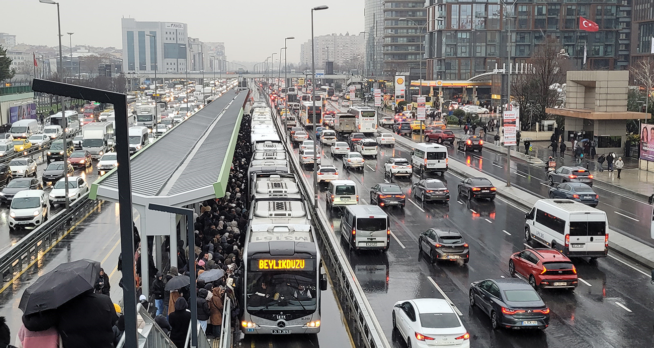 İstanbul’da Yoğun Kar Altında Toplu Taşıma Çilesi