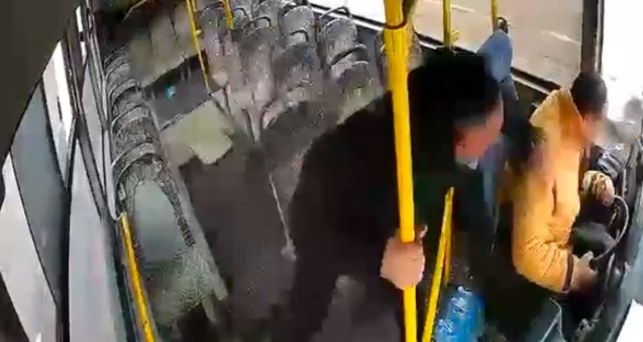 İzmit’te Otobüs Kazası: Şoförün Sağlık Sorunu Nedeniyle Kontrol Kaybı