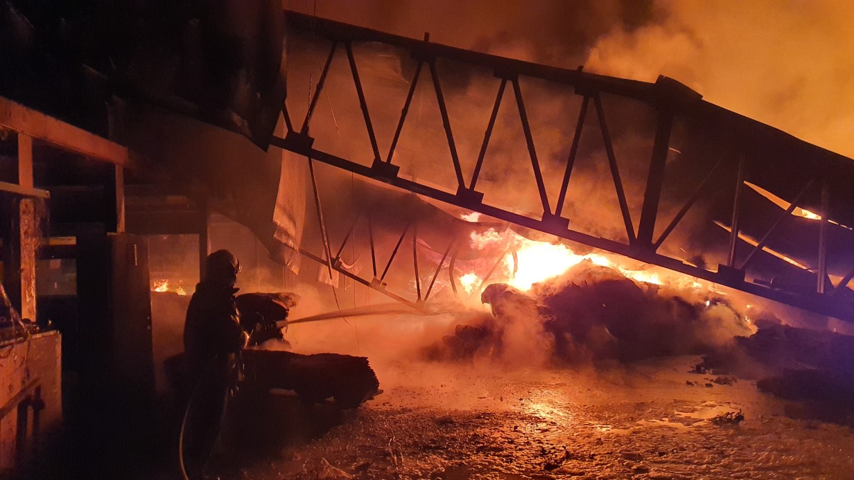 Manisa Demirci’deki Halı Fabrikasında Korkutan Yangın