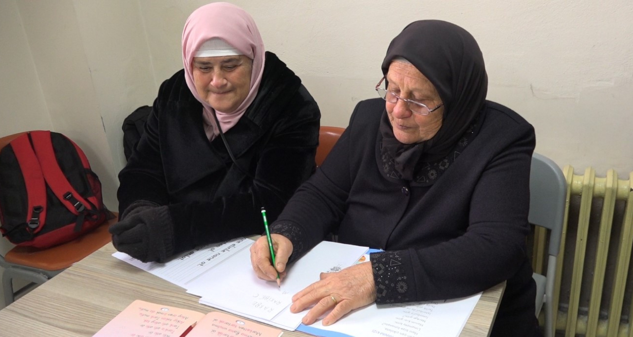 Rize’de Yaş Alma Engel Tanımayan Anne-Kızın Okuma Yazma Azmi
