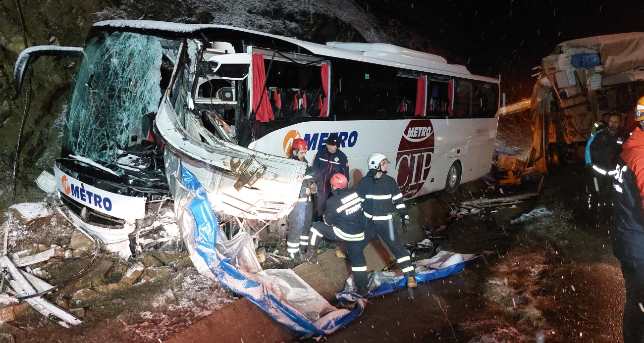 Samsun’da Yolcu Otobüsünün Kamyona Çarpması Sonucu Meydana Gelen Trafik Kazası: 1 Ölü, 16 Yaralı