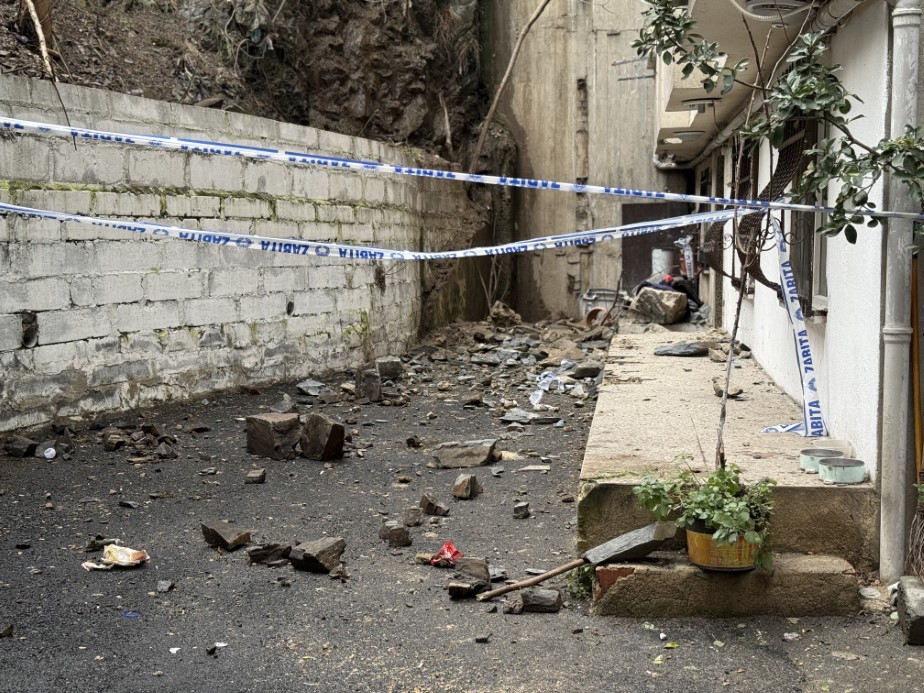 Şişli’de Toprak Kayması Tehlikesi: Büyük Kaya Parçaları Binaya Düştü