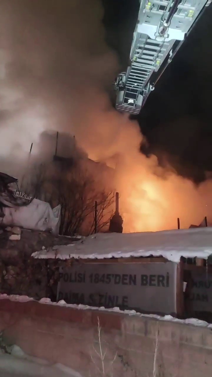 Sivas Altuntabak Mahallesi’nde Gecekondu Yangını