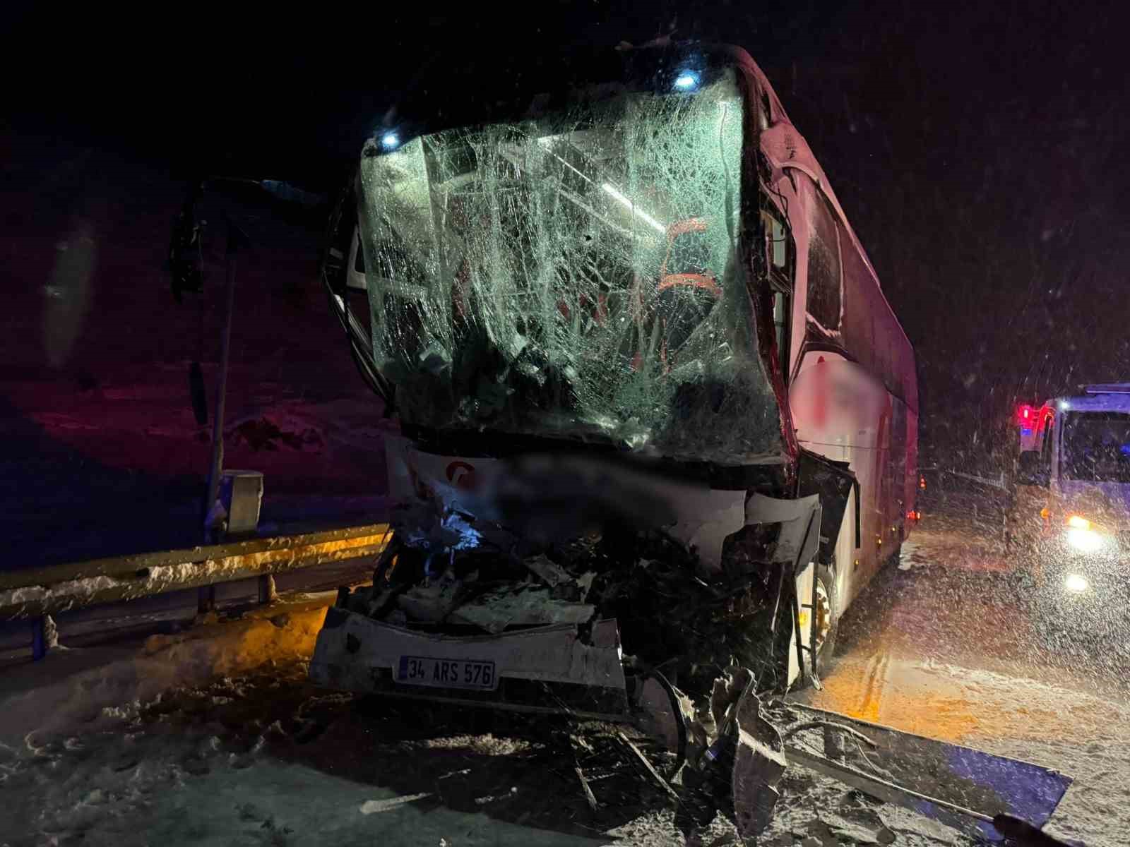 Sivas-Gölova Yolunda Otobüs Kazası: 1 Ağır, 13 Yaralı