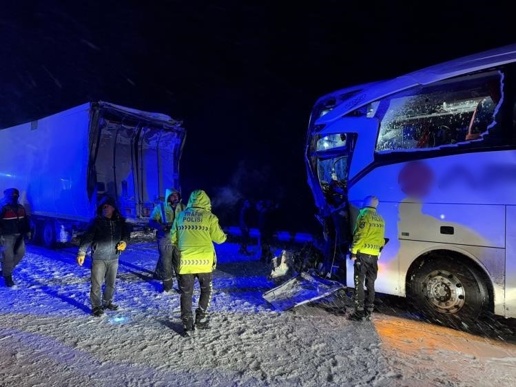 Sivas Gölova’da Korkunç Kaza: 13 Yaralı, 1’i Ağır