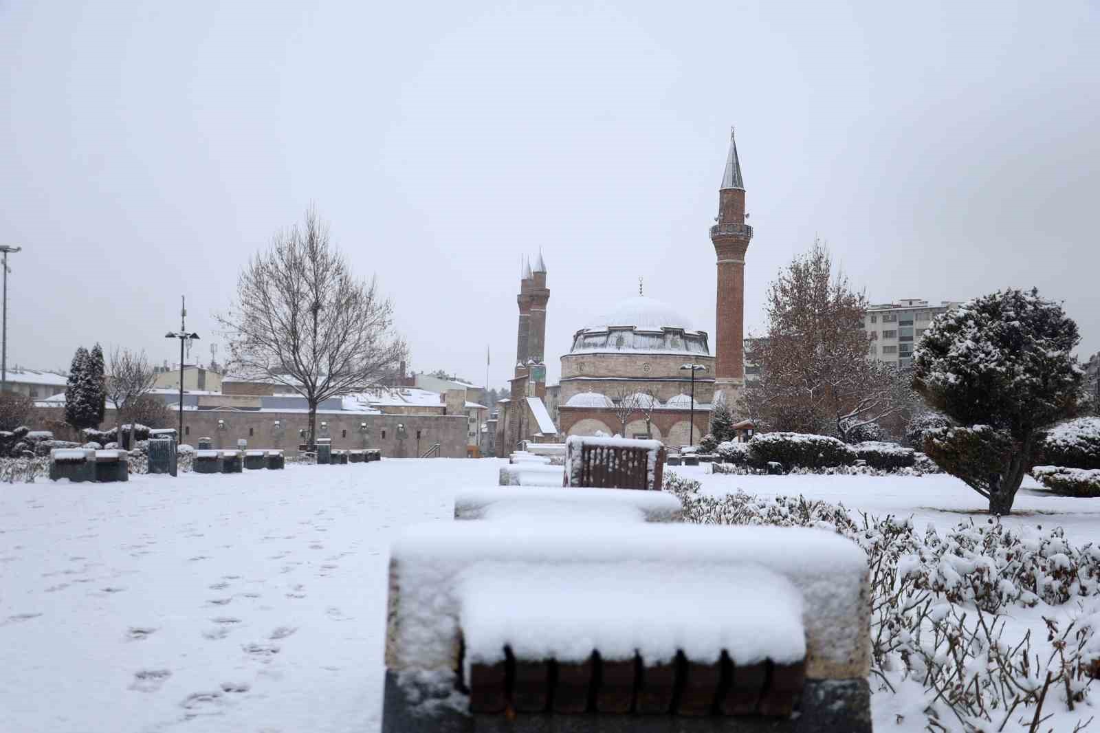 Sivas Kışın Beyaz Örtüsüne Büründü