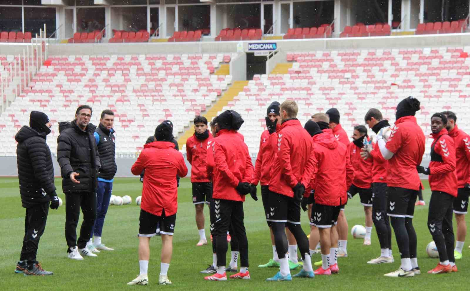 Sivas Valisi ve Belediye Başkanı Sivasspor’a Destek İçin Sahada!