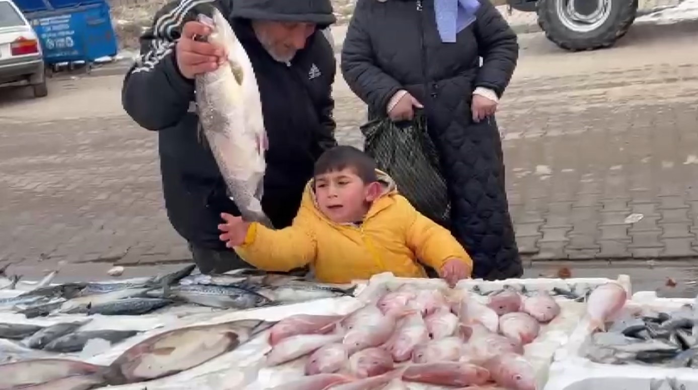 Sivas Zara’da Bir Çocuğun Gözyaşlarıyla İstediği Balık Hediye Edildi