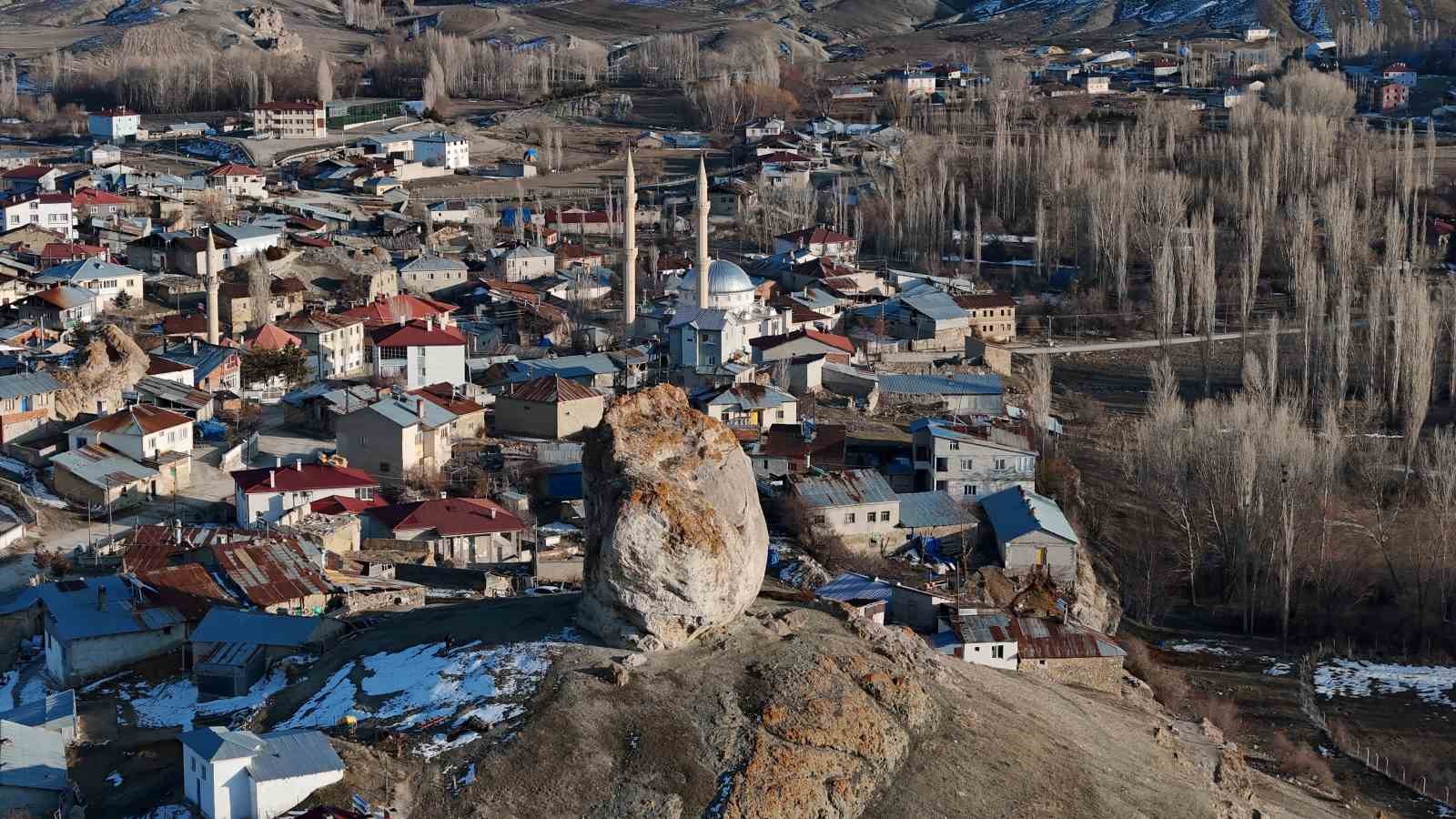 Sivas’ın Ulaş İlçesi’ndeki Dev Kayanın Efsaneleri Büyülüyor