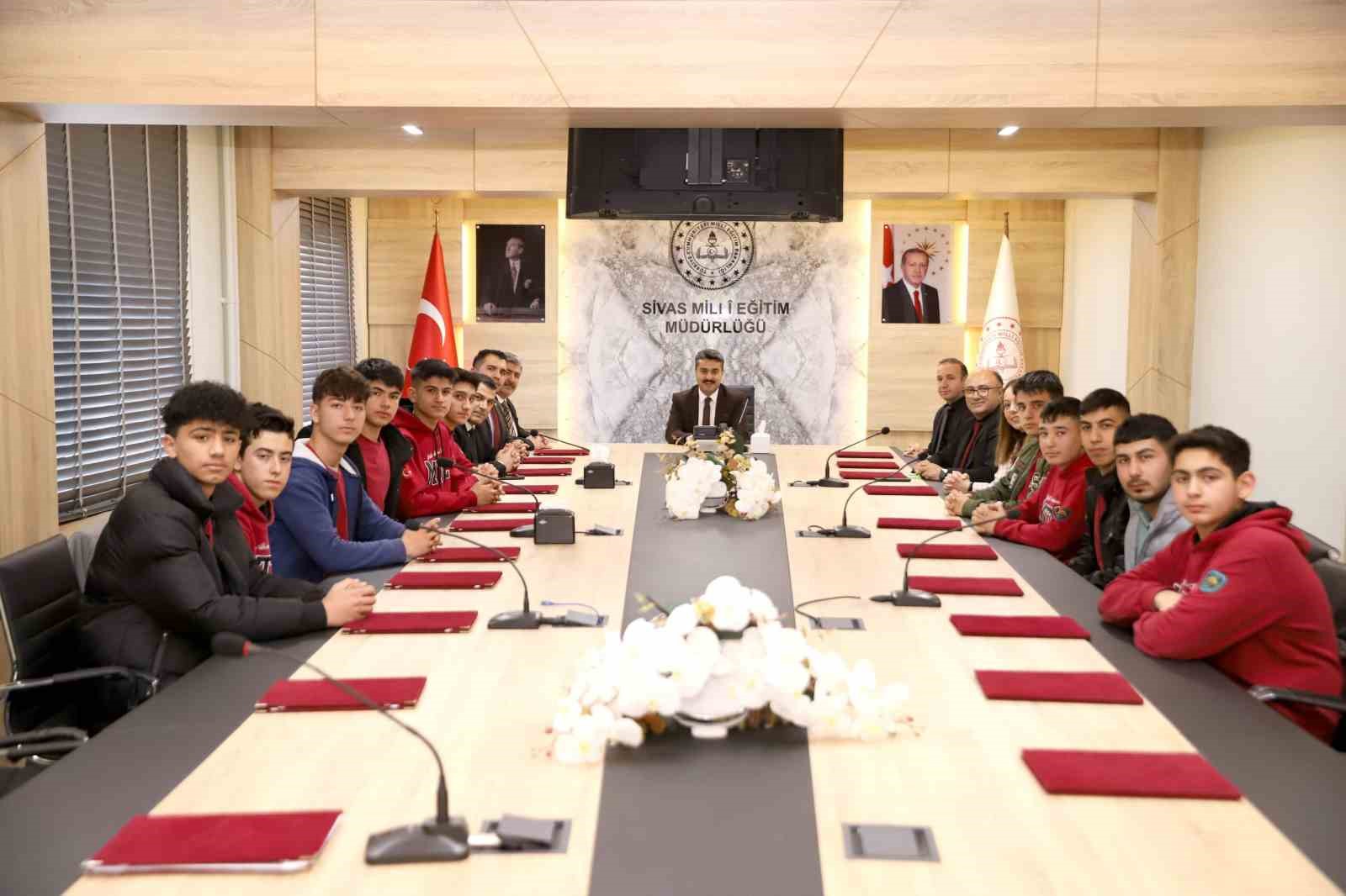 Sivaslı Öğrenciler Avrupa Deneyimi İçin Fransa’da Staj Yapacak