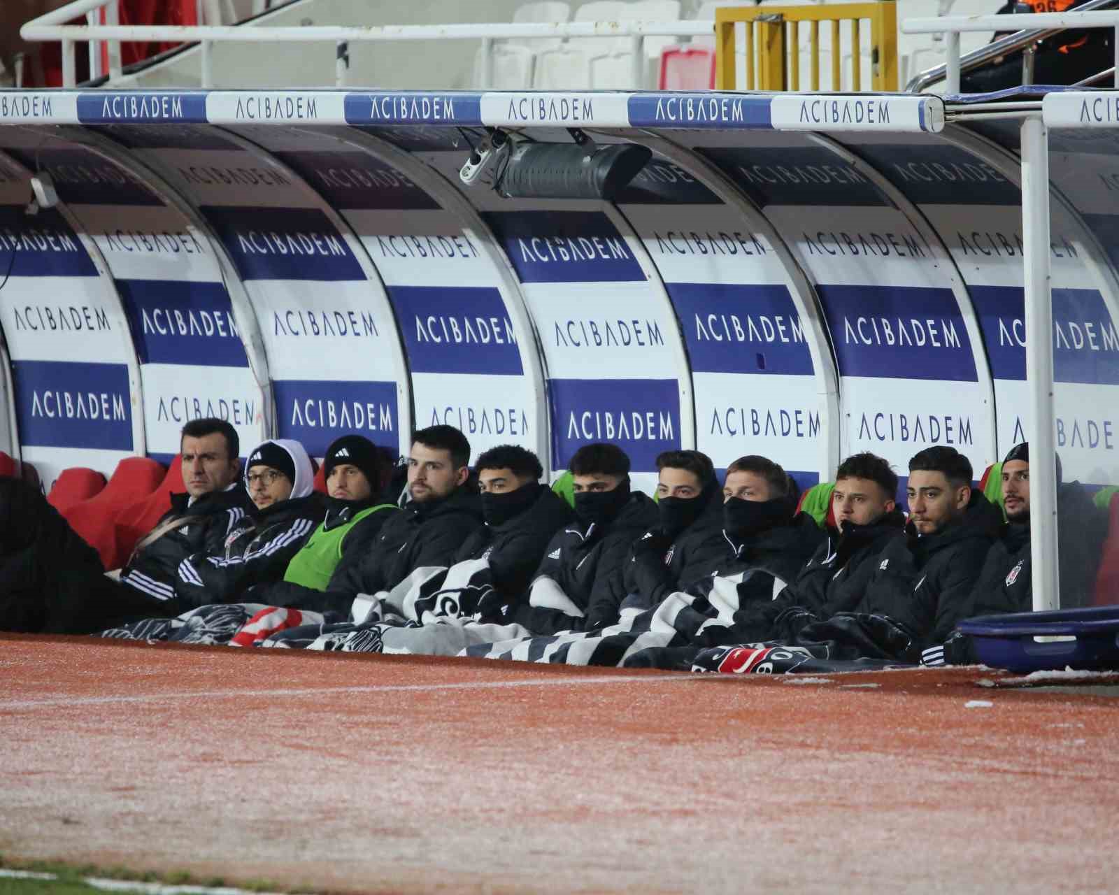 Sivasspor – Beşiktaş Maçında Soğuk Havayla Mücadele
