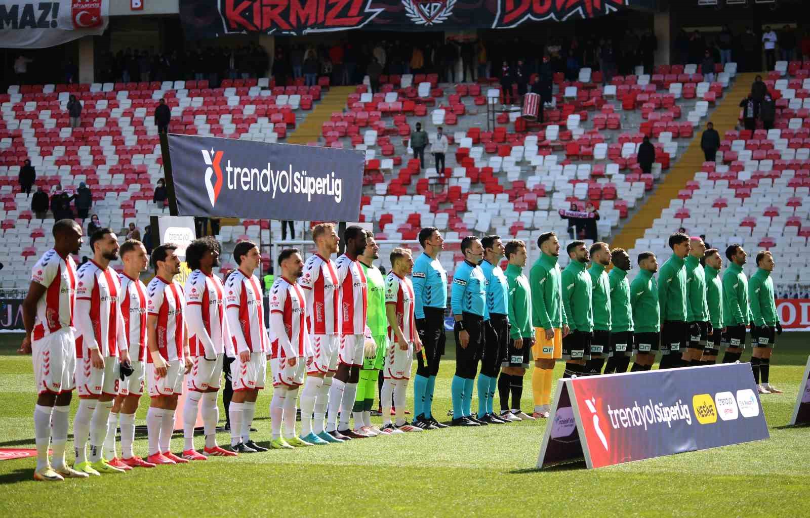 Sivasspor ve Konyaspor Arasında Nefes Kesici Mücadele: İlk Yarı 1-1 Sonuçlandı