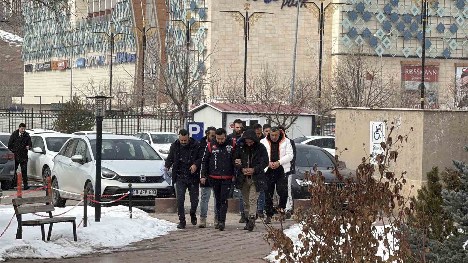 Sivas’ta Büyük Operasyon: İstanbul’dan Getirilen Silahlar Ele Geçirildi