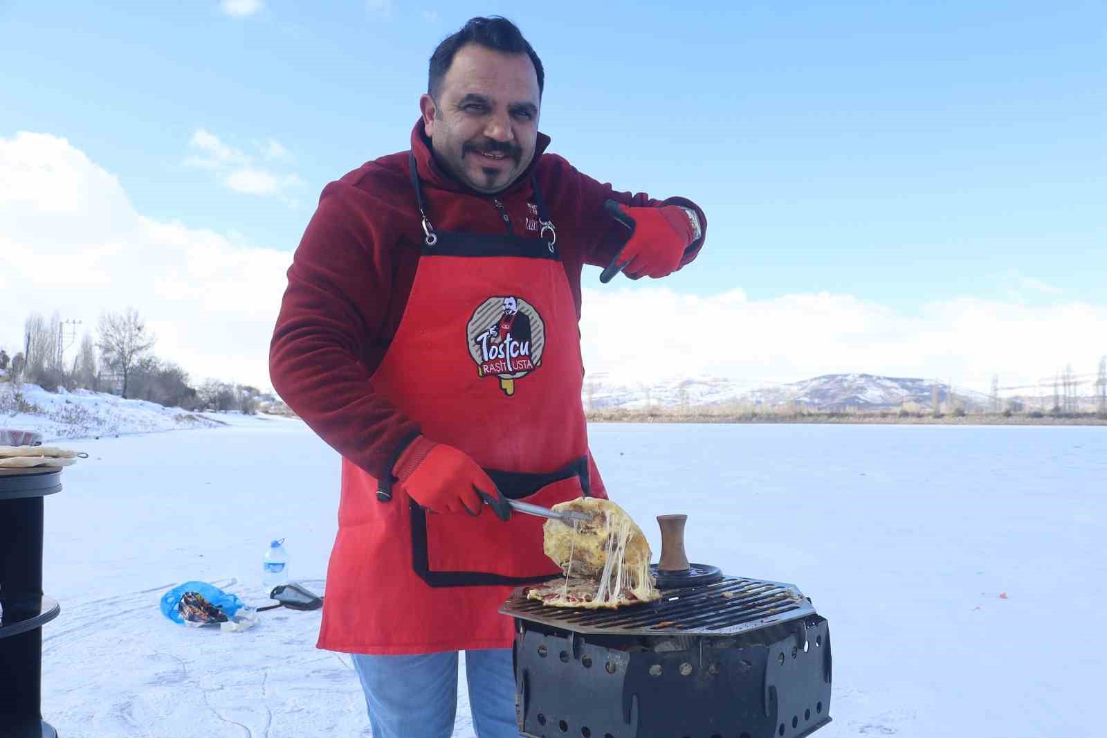 Sivas’ta Buzlar Üzerinde Mangal Keyfi: Cesur Yürek Raşit Yıldırım