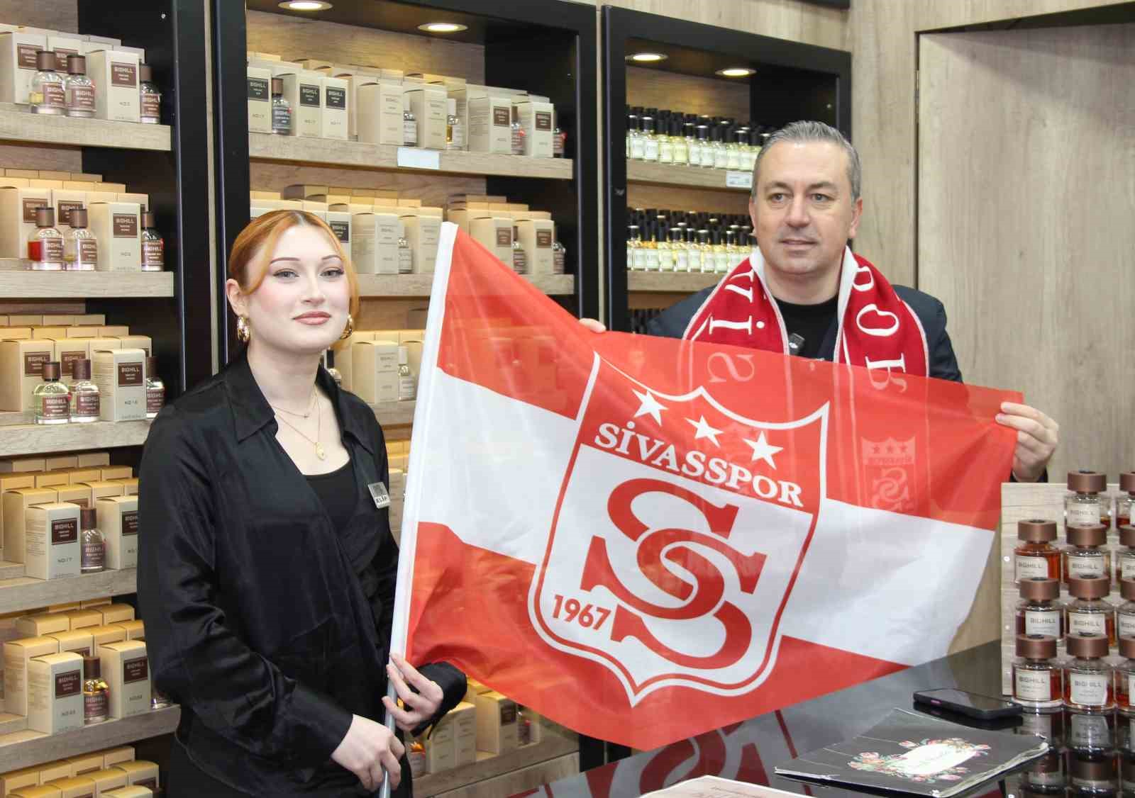 Sivas’ta Esnaflar Sivasspor Bayraklarıyla Süslendi