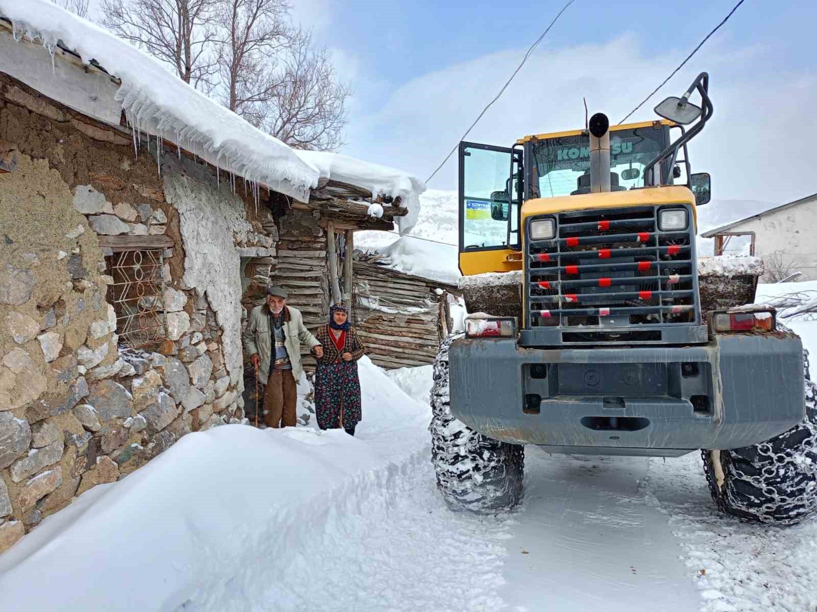 Sivas’ta Karla Mücadele: Yaşlı Çift Kurtarıldı