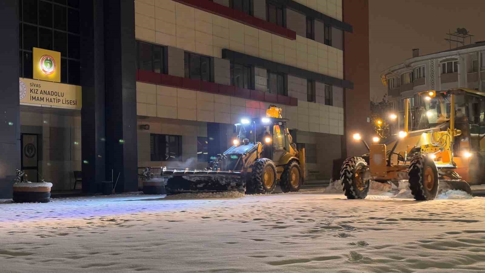 Sivas’ta Kışa Meydan Okuyan Ekipler: Aralıksız Kar Temizleme Çalışmaları