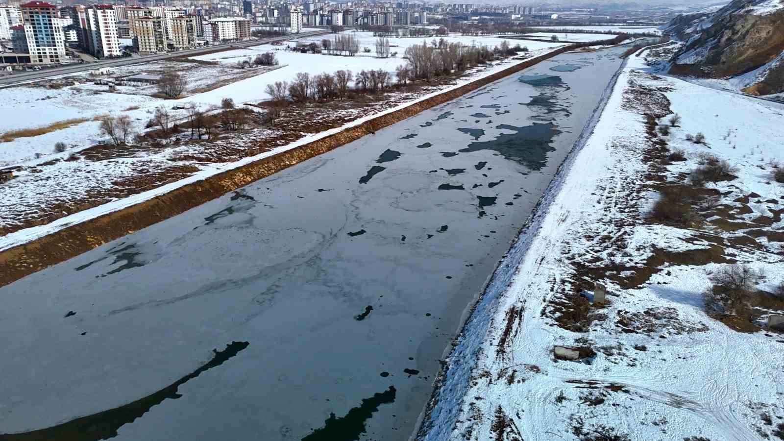 Sivas’ta Kızılırmak Nehri Dondu